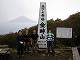 山頂で富士山をバックに